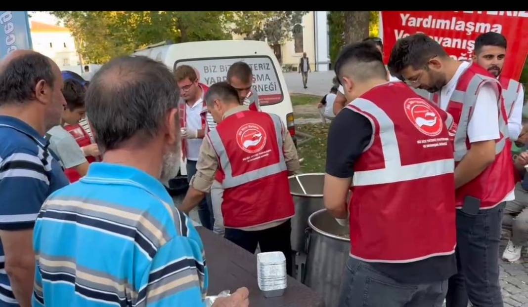 Biz Bize Derneği’nden aşure ikramı 1